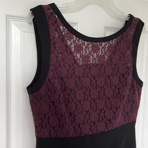 Belle robe noire et dentelle rouge vin